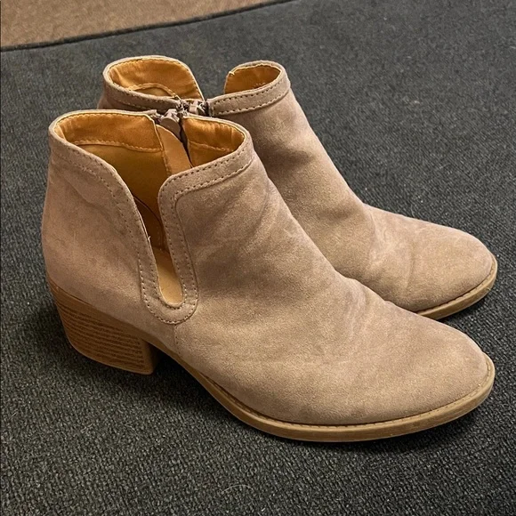 Qupid Taupe Suede Ankle Booties with Stacked Heel - Picture 5 of 6